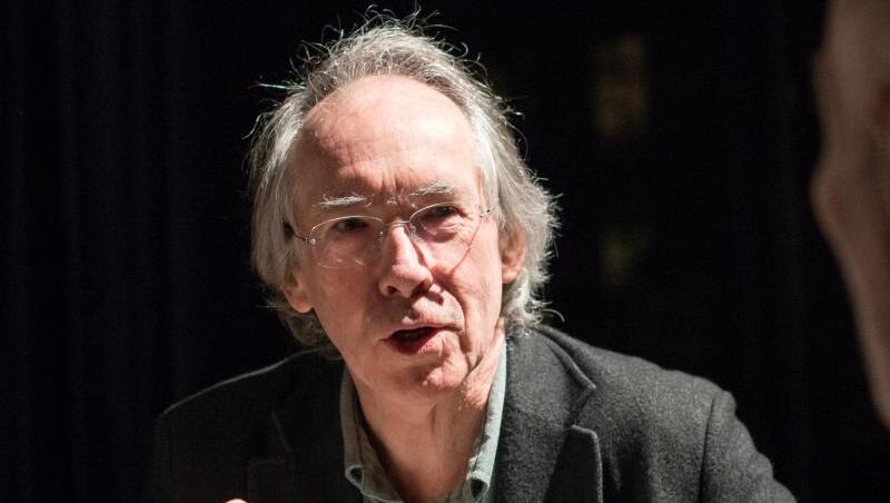 Der britische Schriftsteller Ian McEwan bezeichnet die Bundeskanzlerin Angela Merkel als "Heldin der offenen Gesellschaft". Der britische Schriftsteller Ian McEwan bezeichnet die Bundeskanzlerin Angela Merkel als "Heldin der offenen Gesellschaft".