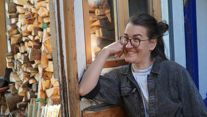 Mitbauen? Na klar. Lisa (32) ist Bühnen- und Kostümbildnerin und hat schon den Radlschuppen gezimmert. Nächstes Projekt: ein Wintergarten.
