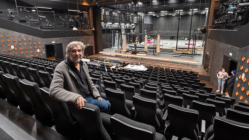Hausherr Christian Stückl fühlt sich im neuen Volkstheater - hier vor der Hauptbühne - so wohl wie in seiner grauen Joppe.