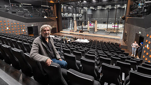 Hausherr Christian Stückl fühlt sich im neuen Volkstheater - hier vor der Hauptbühne - so wohl wie in seiner grauen Joppe.