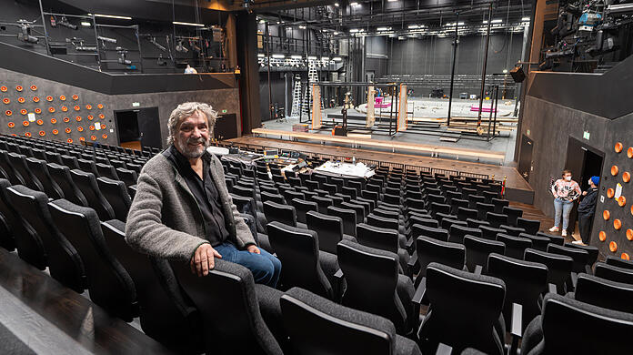 Hausherr Christian Stückl fühlt sich im neuen Volkstheater - hier vor der Hauptbühne - so wohl wie in seiner grauen Joppe.