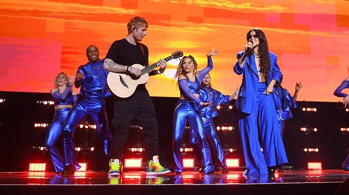 Ed Sheeran und Camila Cabello beim Benefizkonzert für die Ukraine.