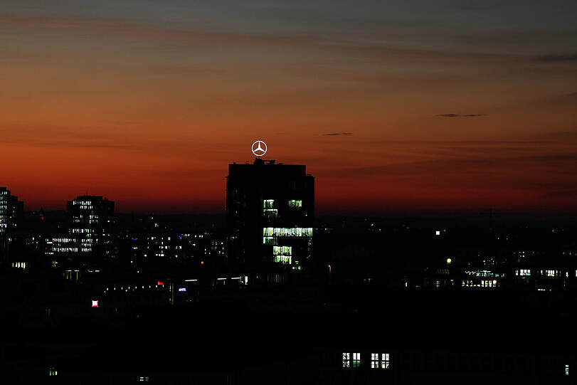 Der Mercedes-Tower mit seinem charakteristischen Stern.
