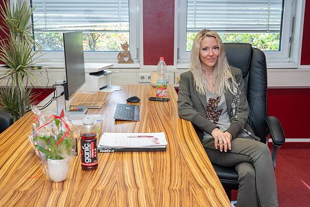 Sehr kurzes Arbeitsverhältnis: Simone Lugner Anfang August in ihrem neuen Büro in der Lugner City. Mittlerweile ist ihr schon wieder gekündigtworden. Das Einkaufszentrum darf sie auch nicht mehr betreten. Sehr kurzes Arbeitsverhältnis: Simone Lugner Anfang August in ihrem neuen Büro in der Lugner City. Mittlerweile ist ihr schon wieder gekündigtworden. Das Einkaufszentrum darf sie auch nicht mehr betreten.
