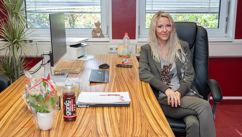Sehr kurzes Arbeitsverhältnis: Simone Lugner Anfang August in ihrem neuen Büro in der Lugner City. Mittlerweile ist ihr schon wieder gekündigtworden. Das Einkaufszentrum darf sie auch nicht mehr betreten.