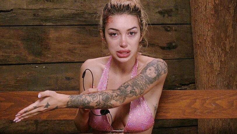 Ariel fordert im Dschungeltelefon ein neues Handtuch. Ariel fordert im Dschungeltelefon ein neues Handtuch.