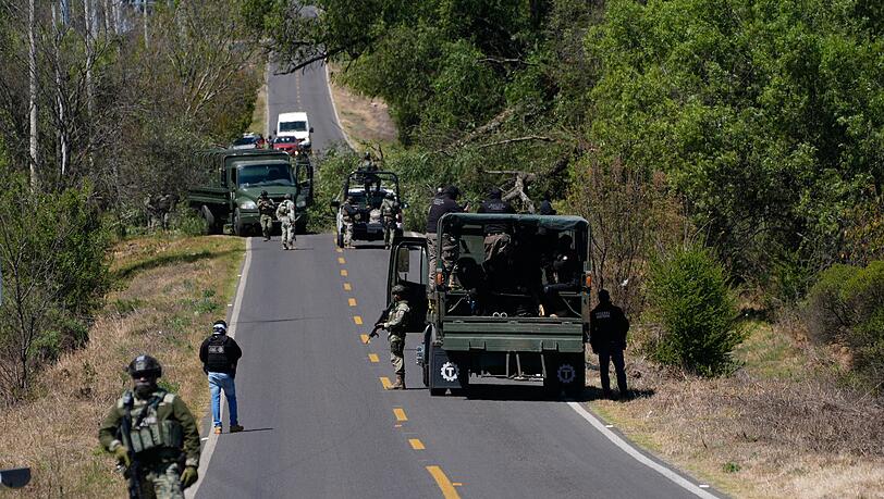 Nach dem Gewaltausbruch in Mexiko r&auml;umen Soldaten die von Bandenmitgliedern eingerichteten Stra&szlig;ensperren.