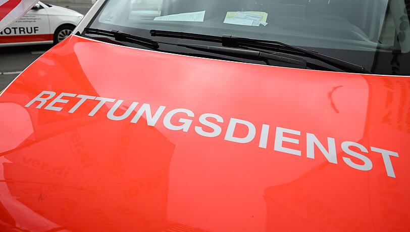Ein 70-j&auml;hriger Autofahrer wurde nach einem Unfall ins Krankenhaus gebracht und starb dort am Sonntagabend. (Symbolbild)