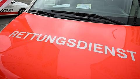 Ein 70-j&auml;hriger Autofahrer wurde nach einem Unfall ins Krankenhaus gebracht und starb dort am Sonntagabend. (Symbolbild)