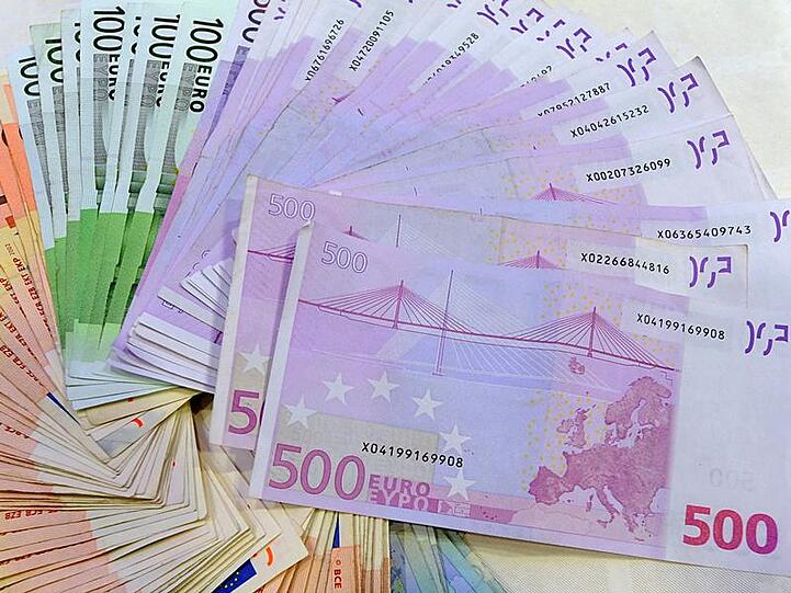 Bei einer zweitägigen Sparklausur sollen die Weichen für eine Konsolidierung des beispiellos verschuldeten Staatshaushalts gestellt werden.