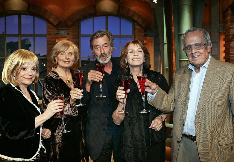 Die Darsteller der Fernsehserie "Kir Royal", Billie Zöckler (l-r) als Edda Pfaff, Ruth Maria Kubitschek als Friederike von Unruh, Regisseur Helmut Dietl, Senta Berger als Mona und Dieter Hildebrandt als Herbie Fried stoßen am Montag (09.10.2006) nach der Aufzeichnung der Talkshow "Beckmann" in Hamburg mit Kir Royal an.