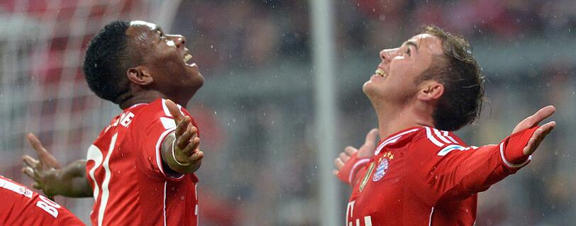 Zwei Männer, ein Jubelritual: David Alaba (l.) und Mario Götze feiern den Treffer von Götze zum 1:0 gegen Eintracht Frankfurt. Foto: Peter Kneffel