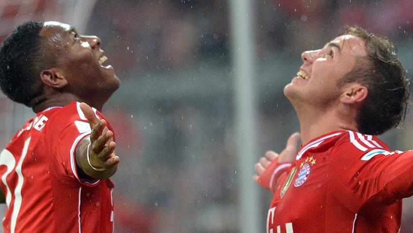 Zwei Männer, ein Jubelritual: David Alaba (l.) und Mario Götze feiern den Treffer von Götze zum 1:0 gegen Eintracht Frankfurt. Foto: Peter Kneffel Zwei Männer, ein Jubelritual: David Alaba (l.) und Mario Götze feiern den Treffer von Götze zum 1:0 gegen Eintracht Frankfurt. Foto: Peter Kneffel