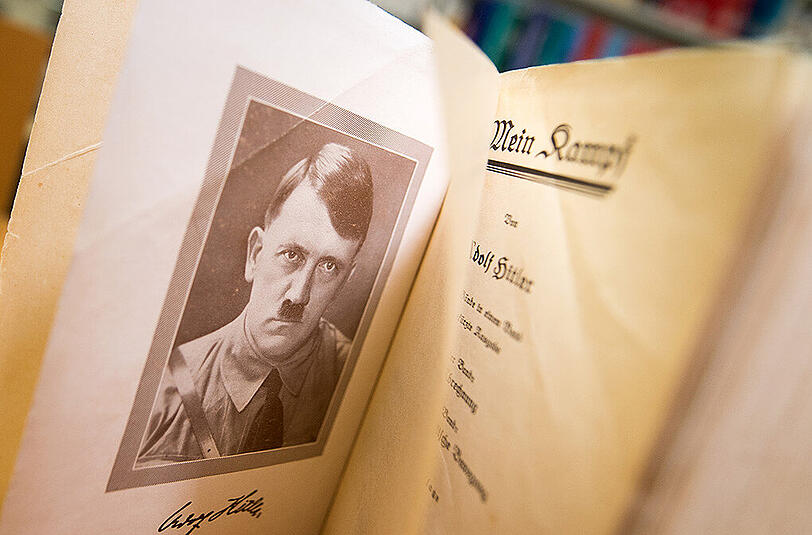 Ein aufgeschlagenes Exemplar der Originalausgabe von Adolf Hitlers "Mein Kampf".