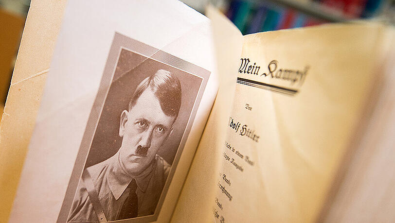 Ein aufgeschlagenes Exemplar der Originalausgabe von Adolf Hitlers "Mein Kampf". Ein aufgeschlagenes Exemplar der Originalausgabe von Adolf Hitlers "Mein Kampf".