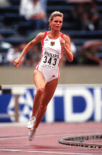 Katrin Krabbe (Leichtathletik):  Es war zu schön, um wahr zu sein: Krabbe gewann bei den Weltmeisterschaften 1991 in Tokio dreimal Gold (100 m, 200 m, Staffel), wurde zu Deutschlands Sportlerin des Jahres und zur Weltsportlerin gewählt. Im Juli 1992 war alles vorbei: Ihr wurde gemeinsam mit ihren Trainingskolleginnen Silke Möller und Grit Breuer die Einnahme des Kälbermastmittels Clenbuterol nachgewiesen. Vom Deutschen Leichtathletik-Verband wurde das Trio rund ein Jahr gesperrt, doch der Weltverband IAAF verlängerte diese Frist 1993 wegen &bdquo;unsportlichen Verhaltens&ldquo; um zwei weitere Jahre bis August 1995. Krabbe klagte dagegen erfolgreich &ndash; und erstritt 2001 von der IAAF etwa 1,5 Millionen Mark Schadenersatz.