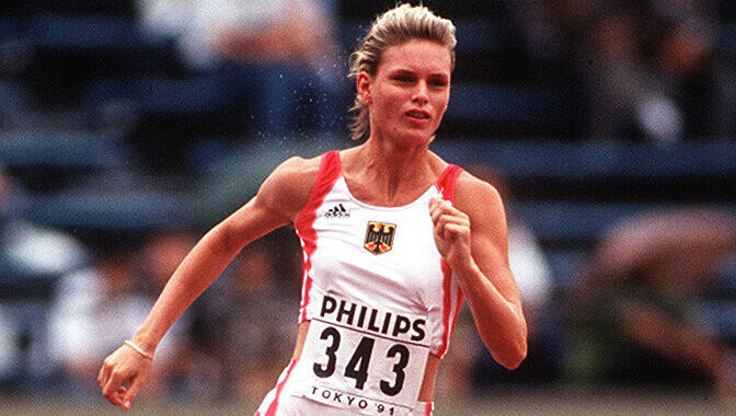 Katrin Krabbe (Leichtathletik): Es war zu schön, um wahr zu sein: Krabbe gewann bei den Weltmeisterschaften 1991 in Tokio dreimal Gold (100 m, 200 m, Staffel), wurde zu Deutschlands Sportlerin des Jahres und zur Weltsportlerin gewählt. Im Juli 1992 war alles vorbei: Ihr wurde gemeinsam mit ihren Trainingskolleginnen Silke Möller und Grit Breuer die Einnahme des Kälbermastmittels Clenbuterol nachgewiesen. Vom Deutschen Leichtathletik-Verband wurde das Trio rund ein Jahr gesperrt, doch der Weltverband IAAF verlängerte diese Frist 1993 wegen „unsportlichen Verhaltens“ um zwei weitere Jahre bis August 1995. Krabbe klagte dagegen erfolgreich – und erstritt 2001 von der IAAF etwa 1,5 Millionen Mark Schadenersatz. Katrin Krabbe (Leichtathletik): Es war zu schön, um wahr zu sein: Krabbe gewann bei den Weltmeisterschaften 1991 in Tokio dreimal Gold (100 m, 200 m, Staffel), wurde zu Deutschlands Sportlerin des Jahres und zur Weltsportlerin gewählt. Im Juli 1992 war alles vorbei: Ihr wurde gemeinsam mit ihren Trainingskolleginnen Silke Möller und Grit Breuer die Einnahme des Kälbermastmittels Clenbuterol nachgewiesen. Vom Deutschen Leichtathletik-Verband wurde das Trio rund ein Jahr gesperrt, doch der Weltverband IAAF verlängerte diese Frist 1993 wegen „unsportlichen Verhaltens“ um zwei weitere Jahre bis August 1995. Krabbe klagte dagegen erfolgreich – und erstritt 2001 von der IAAF etwa 1,5 Millionen Mark Schadenersatz.