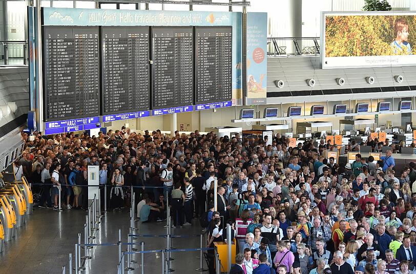 Am Frankfurter Flughafen sind Teile von Terminal 1 geräumt worden. Zuvor war eine Person ohne Kontrolle in den Sicherheitsbereich gelangt. Foto: Boris Roessler
