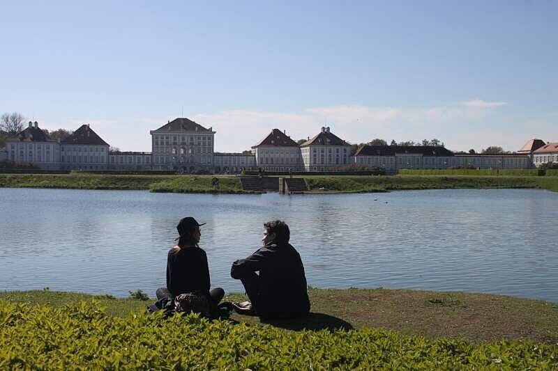 Idyllisch: der Blick aufs Schloss.