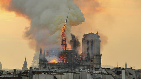 Das Feuer brachte den Spitzturm von Notre-Dame zum Einstürzen.