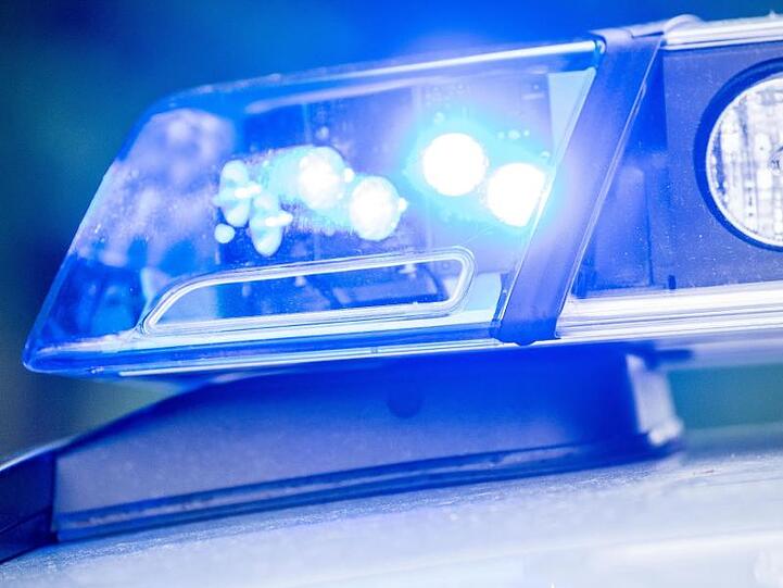 Ein Blaulicht an einer Polizeistreife. Foto: Lino Mirgeler/dpa/Symbolbild