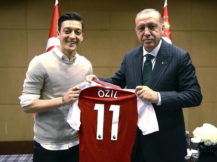 Foto mit Folgen: Mesut Özil (l) und Recep Tayyip Erdogan in London.
