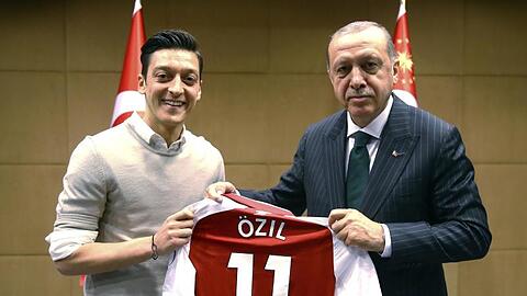 Foto mit Folgen: Mesut Özil (l) und Recep Tayyip Erdogan in London.
