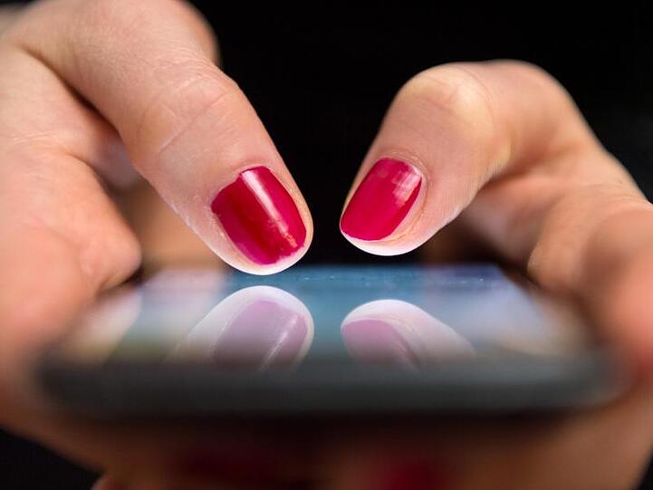 Einige Bundesländer haben den Lehrkräften untersagt, dienstliche Nachrichten über WhatsApp auszutauschen.