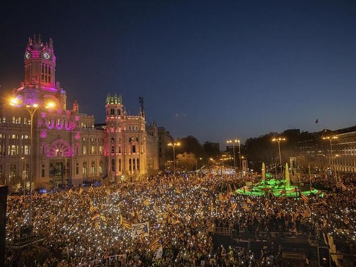 (Zehn-)Tausende Anhänger der katalanischen Unabhängigkeitsbewegung demonstrieren in Madrid.