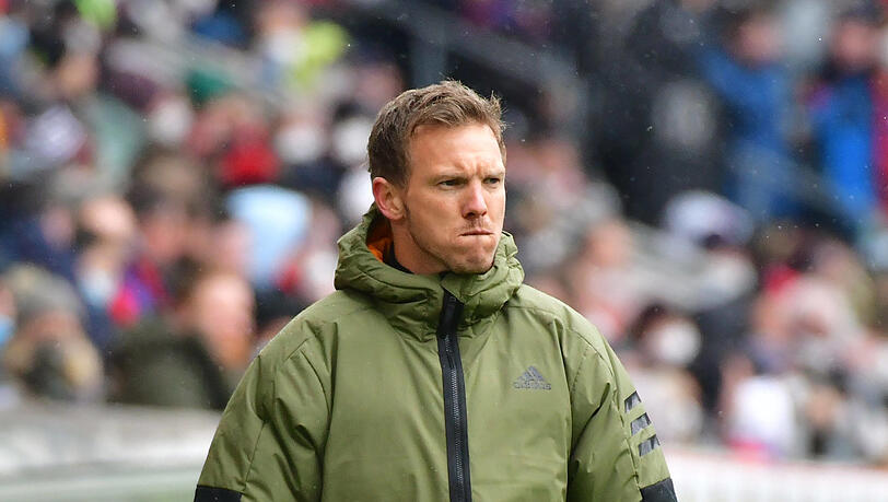 Muss nach dem Wechsel-Malheur nun um den Sieg und damit die drei wichtigen Punkte im Titel-Rennen bangen: Bayern-Trainer Julian Nagelsmann. Er sagt: "Es passieren Fehler. Es war nichts Spielentscheidendes." Muss nach dem Wechsel-Malheur nun um den Sieg und damit die drei wichtigen Punkte im Titel-Rennen bangen: Bayern-Trainer Julian Nagelsmann. Er sagt: "Es passieren Fehler. Es war nichts Spielentscheidendes."