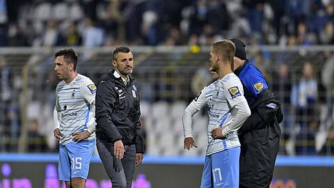 Wie so oft, wenn es draußen kalt wird: Die Löwen um Trainer Köllner (M.) trauern vergebenen Chancen hinterher.