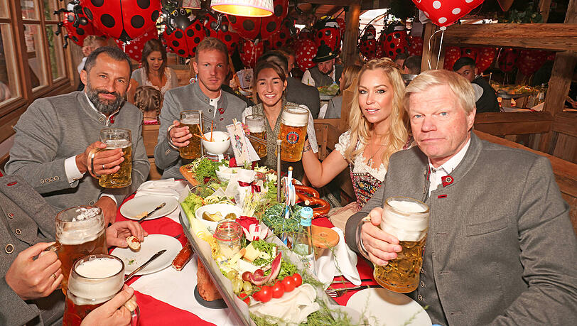 Ernste Mienen nach der Augsburg-Pleite: Die damaligen Bayern-Verantwortlichen Hasan Salihamidzic, Julian Nagelsmann und Oliver Kahn (v.l.).