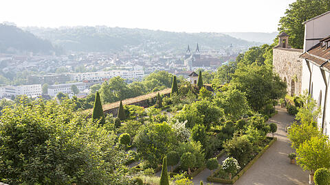 Der Bastionsgarten von oben durch den Garten in Richtung Osten.
