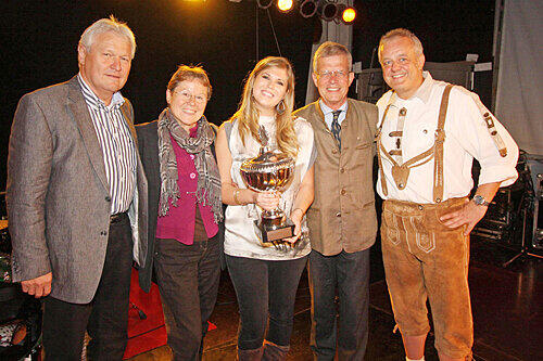 Jury-Mitglieder Herbert Behlert, Ingrid Förther und Jörg von Rochow sowie Moderator Gerald Kappler (v. li.) freuen sich mit der Siegerin.