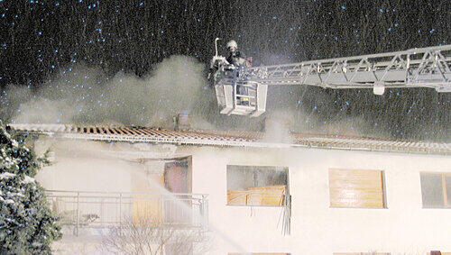Das Haus ist nach dem Brand einsturzgefährdet. Das Haus ist nach dem Brand einsturzgefährdet.