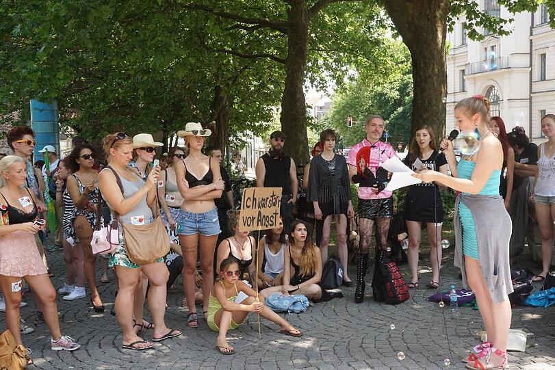Am Samstag gingen beim "Slutwalk" hunderte Menschen auf die Straße. Er richtet sich gegen sexuelle Gewalt. Die Bilder!