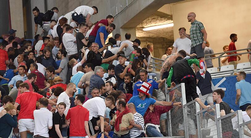 Nach dem EM-Spiel der Russen gegen England kommt es zu heftigen Ausschreitungen. Die schockierenden Bilder aus Marseille.