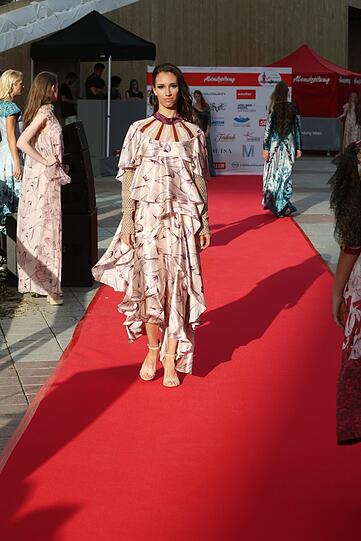 Trendige Sommerkleider oder Casual Look: Die Kandidatinnen für die Flughafen-Wildcard machen in jedem Outfit eine gute Figur.