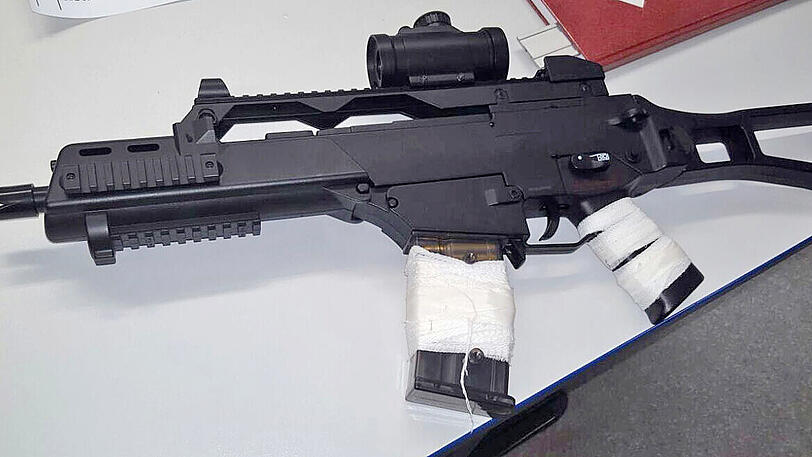 Das Foto der Polizei zeigt eine sichergestellte Softairwaffe, die einem Sturmgewehr nachempfunden ist. (Symbolbild)