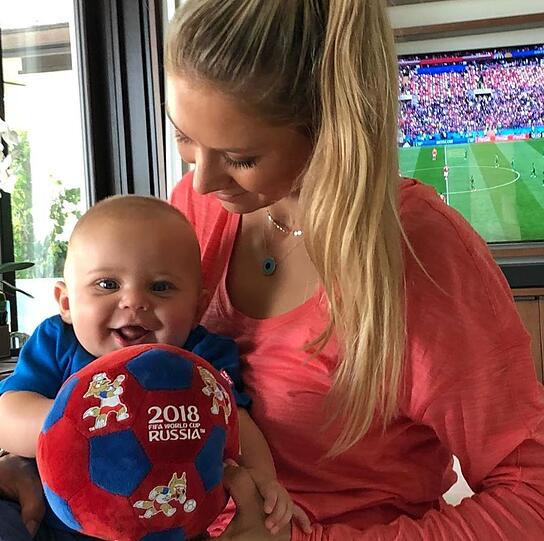 Russland-Fans: Anna Kournikova mit einem ihrer Zwillinge.