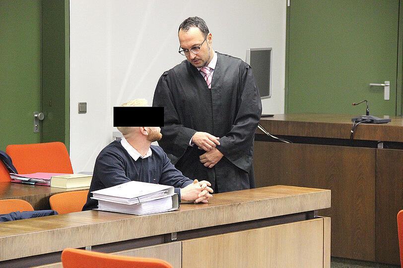 Vor Prozessbeginn: Der Angeklagte bespricht sich mit seinem Strafverteidiger Adam Ahmed.