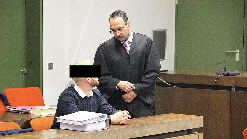 Vor Prozessbeginn: Der Angeklagte bespricht sich mit seinem Strafverteidiger Adam Ahmed. Vor Prozessbeginn: Der Angeklagte bespricht sich mit seinem Strafverteidiger Adam Ahmed.