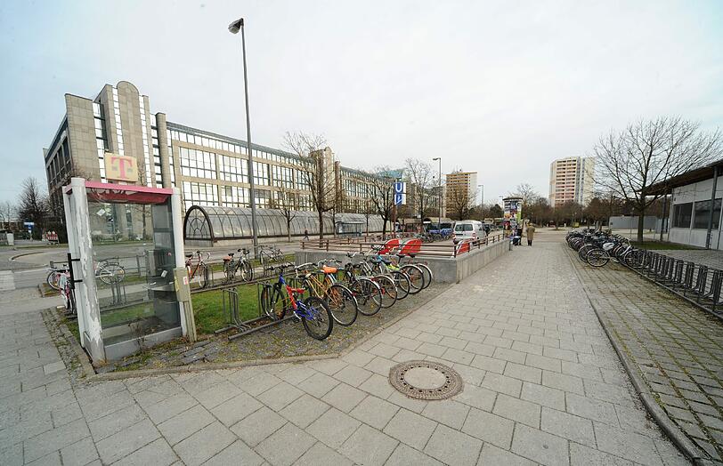 Dabei ist das Areal so günstig mitten im Viertel gelegen, gleich bei der U-Bahn Neuperlach Zentrum und dem Einkaufszentrum Pep.