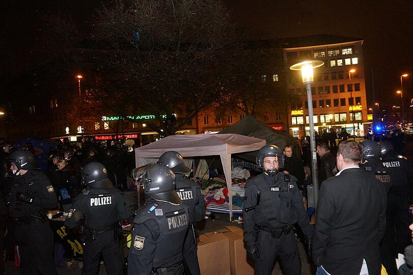 Das Lager der Flüchtlinge am Sendlinger Tor Platz wird von Einsatzkräften geräumt - die Bilder!