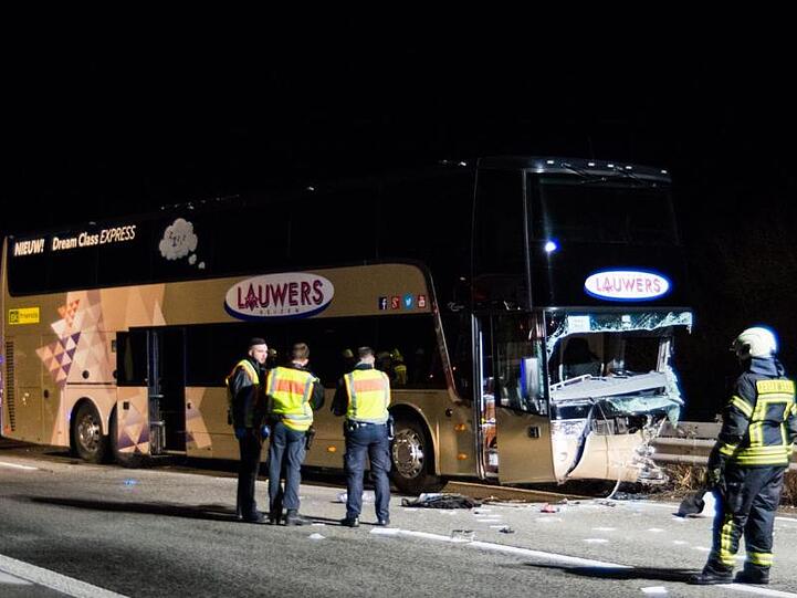 Der beschädigte Reisebus steht nach dem Unfall mit dem Geisterfaherer auf der Autobahn 61.