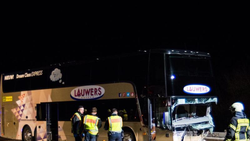 Der beschädigte Reisebus steht nach dem Unfall mit dem Geisterfaherer auf der Autobahn 61. Der beschädigte Reisebus steht nach dem Unfall mit dem Geisterfaherer auf der Autobahn 61.