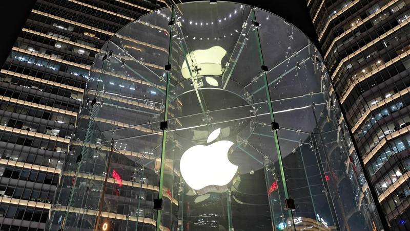 Eine leuchtende Glaskonstruktion zeigt das Apple-Logo vor dem Apple Store in Lujiazui. Eine leuchtende Glaskonstruktion zeigt das Apple-Logo vor dem Apple Store in Lujiazui.