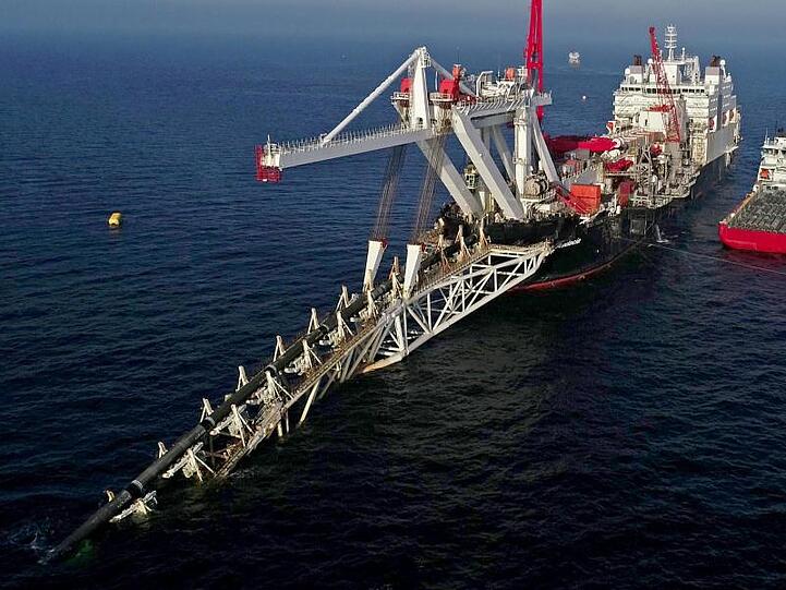 Ein Schiff verlegt in der Ostsee Rohre für die Gaspipeline Nord Stream 2.