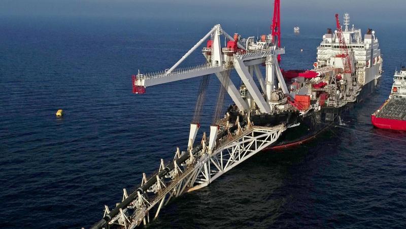 Ein Schiff verlegt in der Ostsee Rohre für die Gaspipeline Nord Stream 2. Ein Schiff verlegt in der Ostsee Rohre für die Gaspipeline Nord Stream 2.