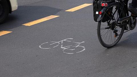 Ein Radfahrer ist auf einem Berliner Pop-up-Radweg unterwegs.